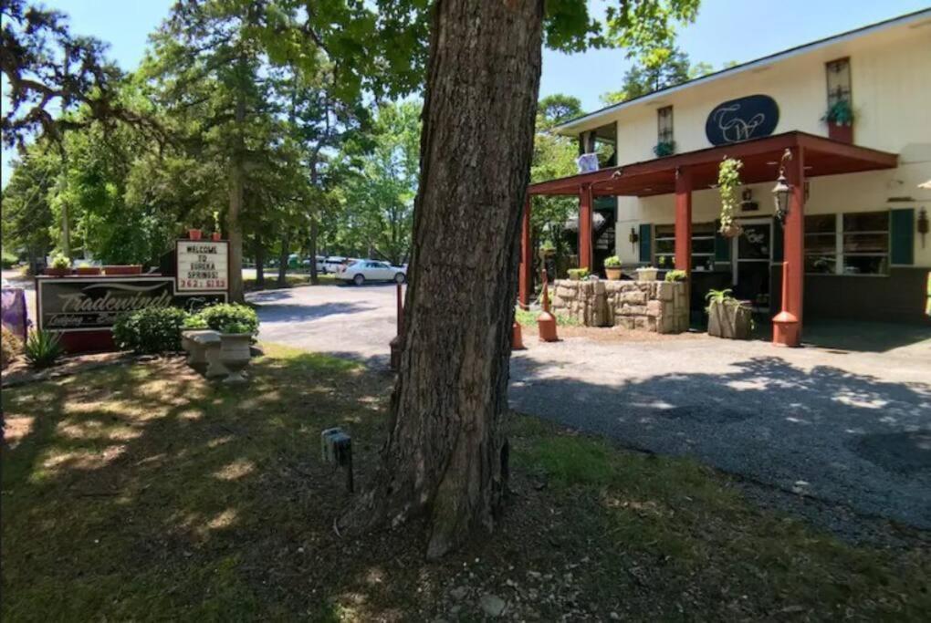 Suite Dreams 101 - Tradewinds Eureka Springs Exterior photo